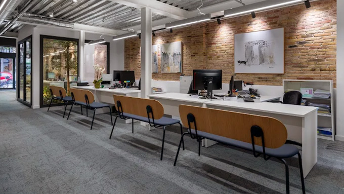 Mobiliario para profesionales en notar&iacute;a: bancos y mesas dise&ntilde;adas para espacios de oficina funcionales